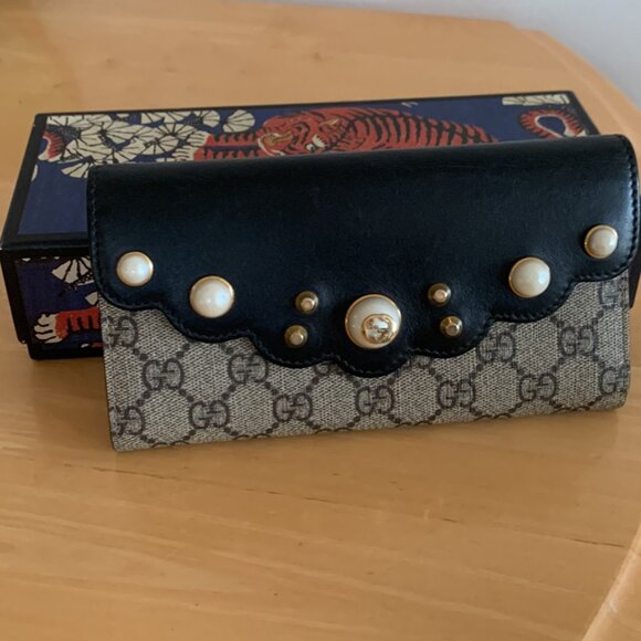 Gucci Wallet with pearls - Authentic - Picture 1 of 3